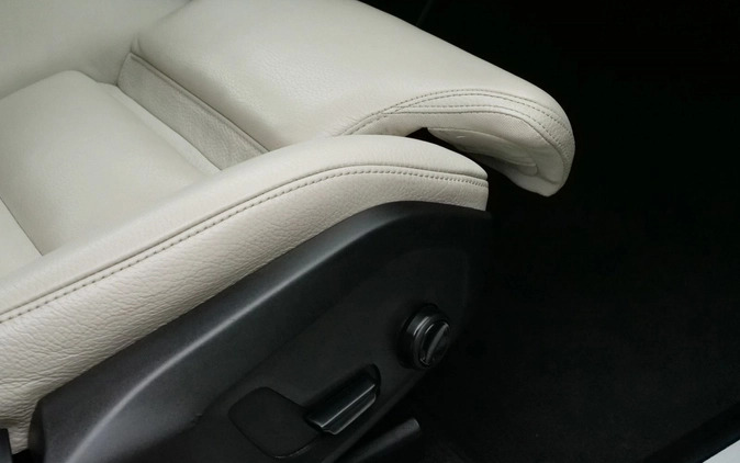 Volvo XC 60 cena 129900 przebieg: 161200, rok produkcji 2019 z Rzgów małe 596